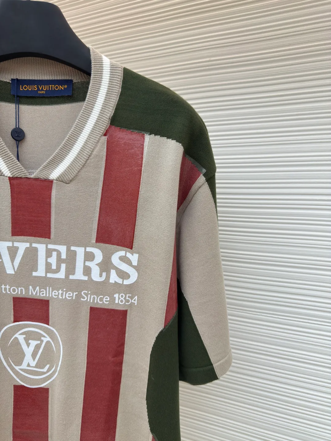 LOUIS VUITTON jersey show style knitted short sleeves ●Authentic product: Purchased and developed for 9999 ●Item number: 1680297-B15 ●Fabric: long-staple cotton ●Technology: 16-needle flat knitted piece ●Version: fitted version ●Weight: about 310 grams ●Size: S-M-L-XL ●Description: The process is complex, the yarn is custom-woven and dyed, and the custom-dyed development takes more than a month. Custom-made cotton yarn is introduced. The jacquard fabric requires fine yarn count and extremely high requirements for raw cotton. The letter pattern adopts double-sided hanging wool technology, fine workmanship, and clear texture. The ultra-fine weaving thread is made of environmentally friendly fiber. The overall wiring is straight and delicate, the fabric is comfortable and soft, and the color is consistent without color difference. It can be matched with the same style to create a fashionable look and control various occasions. Customized accessories, complete with three standards, same style for men and women!